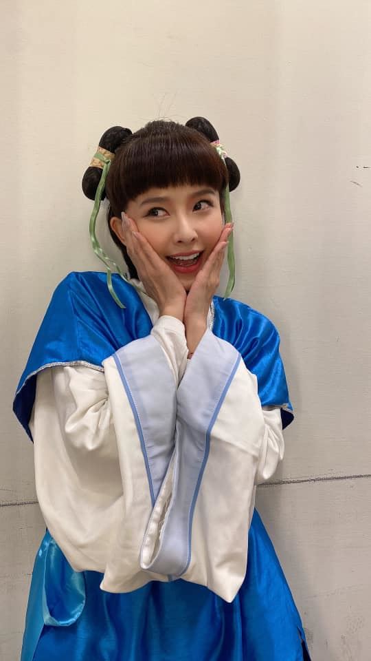 吳婉君改變新造型，頭上兩顆丸子，搭配瀏海，看起來十分可愛。（圖／翻攝自臉書）