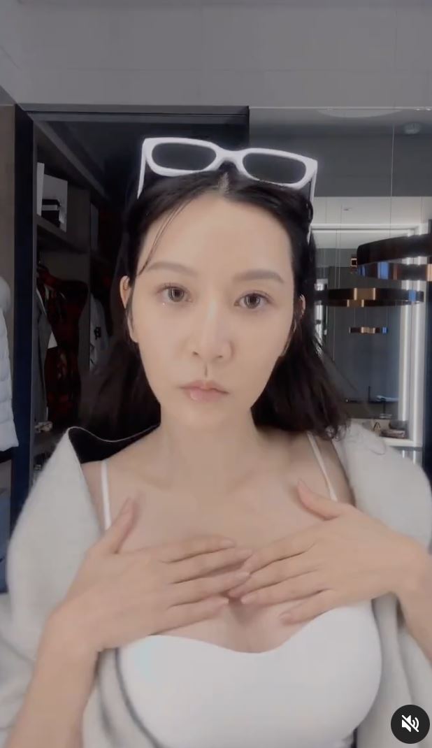 曾莞婷身穿白色小可愛跳舞。（圖／翻攝自曾莞婷IG）