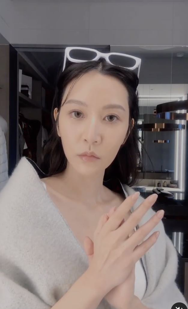 曾莞婷擺了個酷酷的表情。（圖／翻攝自曾莞婷IG）