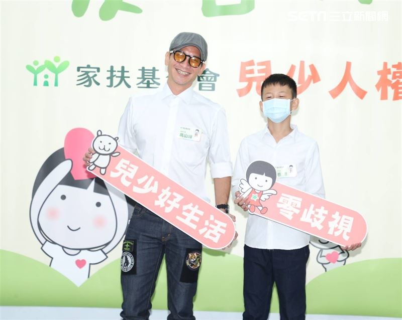 高山峰帶著兒子恩恩出席公益活動。（圖／記者邱榮吉攝影）