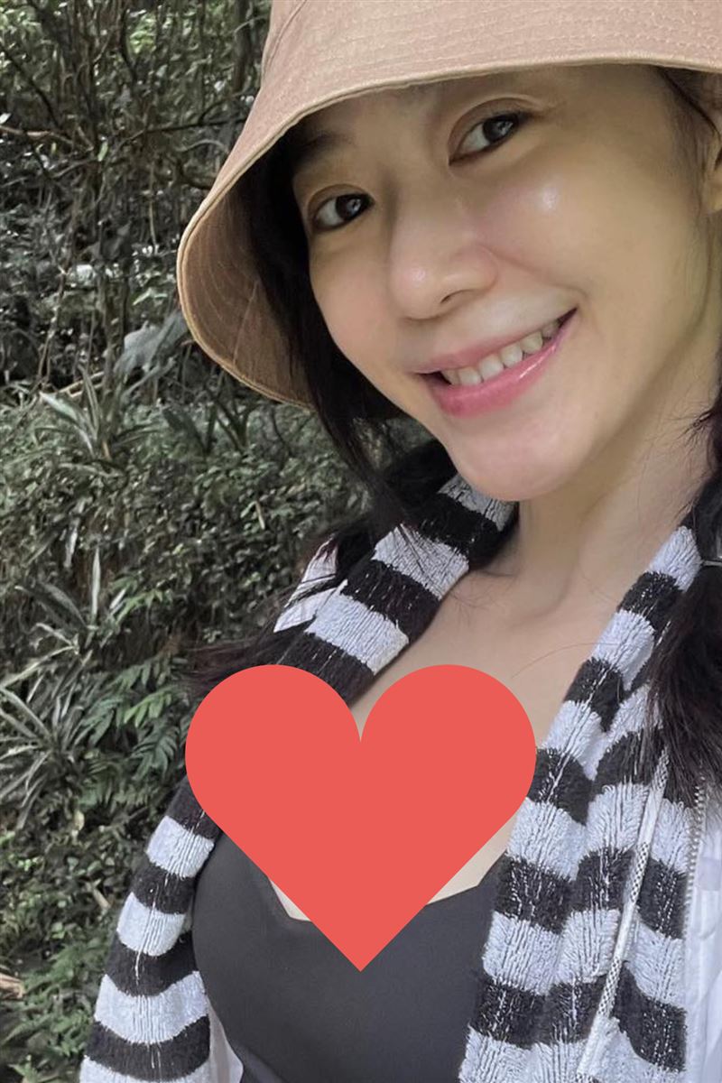 許蓁蓁曬出登山自拍。（圖／翻攝自許蓁蓁臉書）