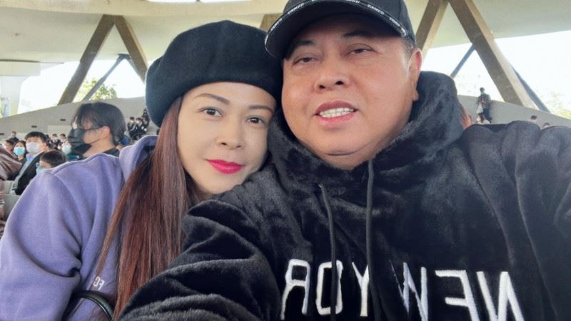 黑面曬出老婆的正面照，紛紛被網友讚說年輕漂亮「像關之琳」。（圖／翻攝自黑面臉書）