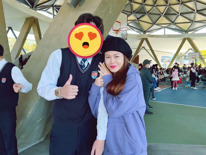 黑面老婆與身高181公分高大的帥氣兒子合照。（圖／翻攝自黑面臉書）