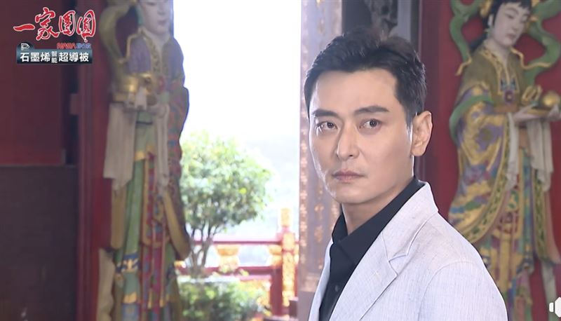 陳冠霖似乎是在回頭看華千涵。（圖／翻攝自三立台劇臉書）