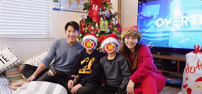 黃少祺曬出與老婆、2個兒子在美國共度耶誕的照片。（圖／翻攝自黃少祺臉書）