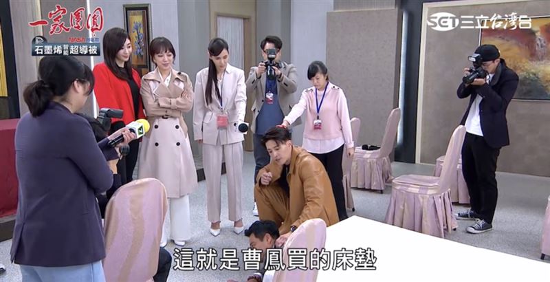 龍語申把床墊壓在林佑星身上。(圖/翻攝自三立台劇臉書)