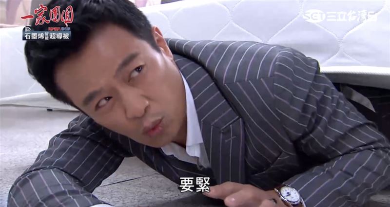 林佑星被壓在床下。(圖/翻攝自三立台劇臉書)