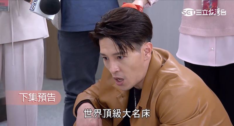 龍語申立刻將床墊搬出來，且壓在林佑星身上。 （圖／翻攝自Vidol）