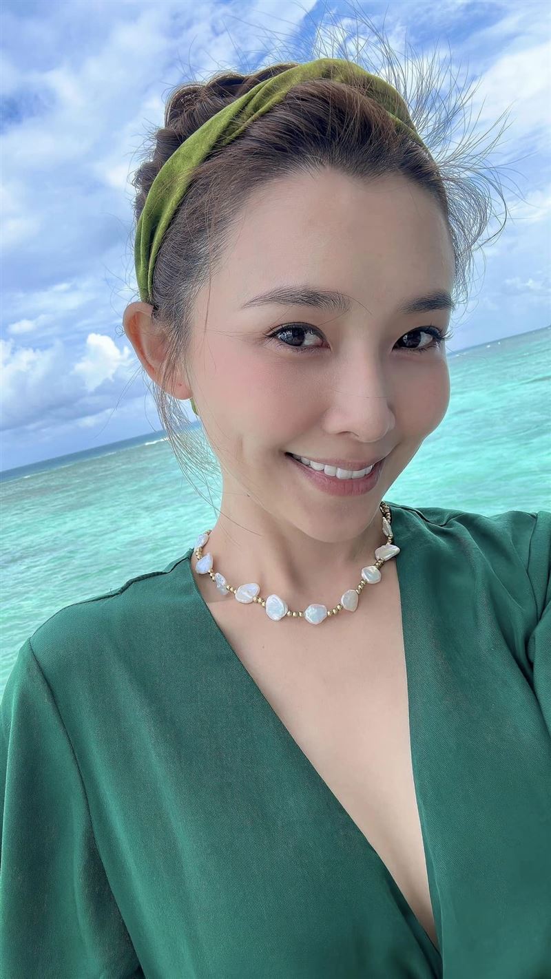 吳婉君小露酥胸很是性感。(圖/翻攝自臉書)