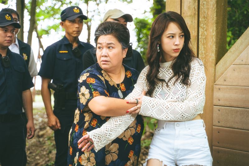 鍾欣凌（左）和勇兔（右） 被警察圍捕。（圖／威視提供）