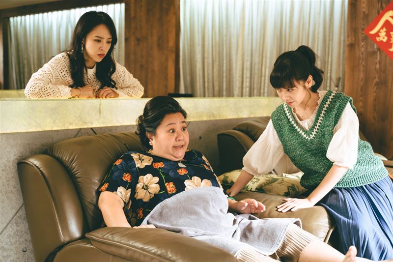 勇兔（左）黃姵嘉（右）腳底按摩逼供婆婆鍾欣凌（中）說OO失蹤實情。（圖／威視提供）