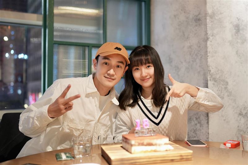 45歲林佑威（左）幾乎沒變老，讓網友驚呼連連。（圖／翻攝自臉書）