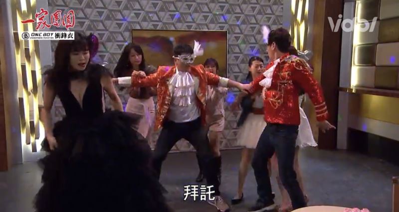 林萱瑜（左）穿著禮服辣秀好身材。（圖／翻攝自Vidol）