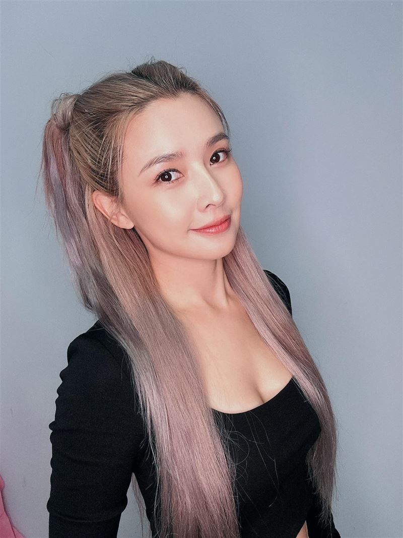吳婉君曬出性感美照。（圖／翻攝自臉書）