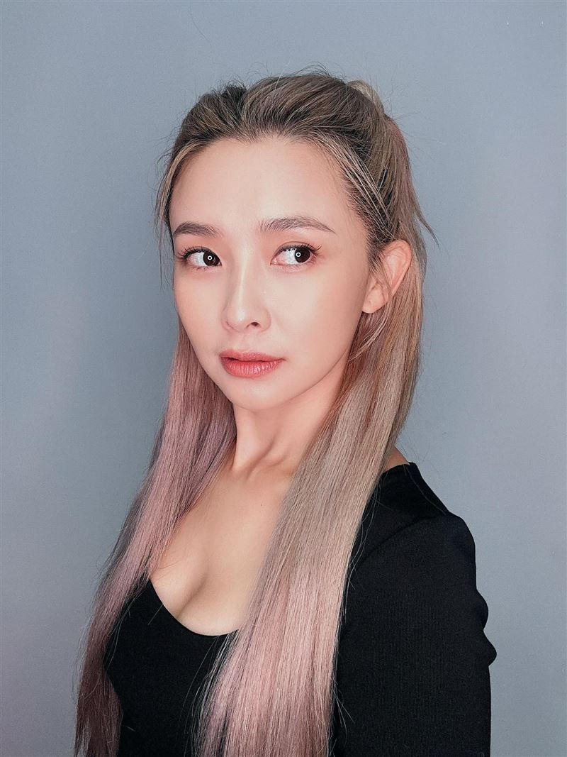 吳婉君曬出性感美照。（圖／翻攝自臉書）