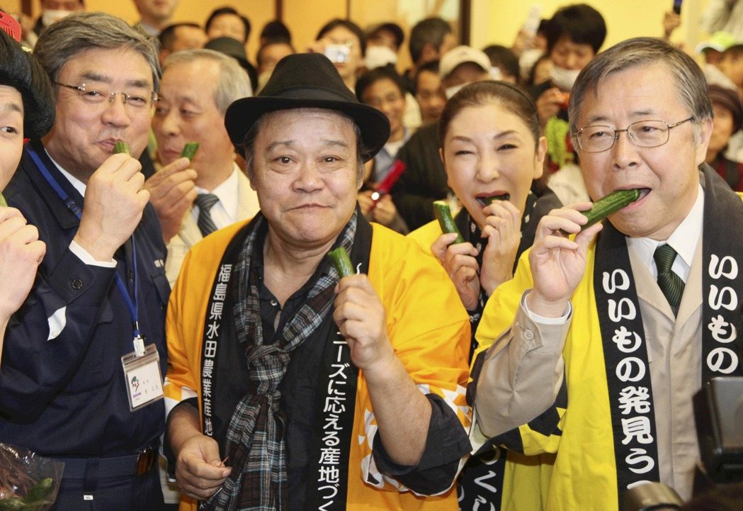 2011年4月東日本大地震之後，西田敏行出席公益活動，宣傳福島蔬菜無毒的訊息。 ...