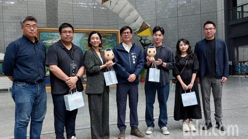 「零日攻擊」劇組正在科工館趕拍劇集，高雄市長陳其邁（中）今前往探班。記者郭韋綺／攝影
