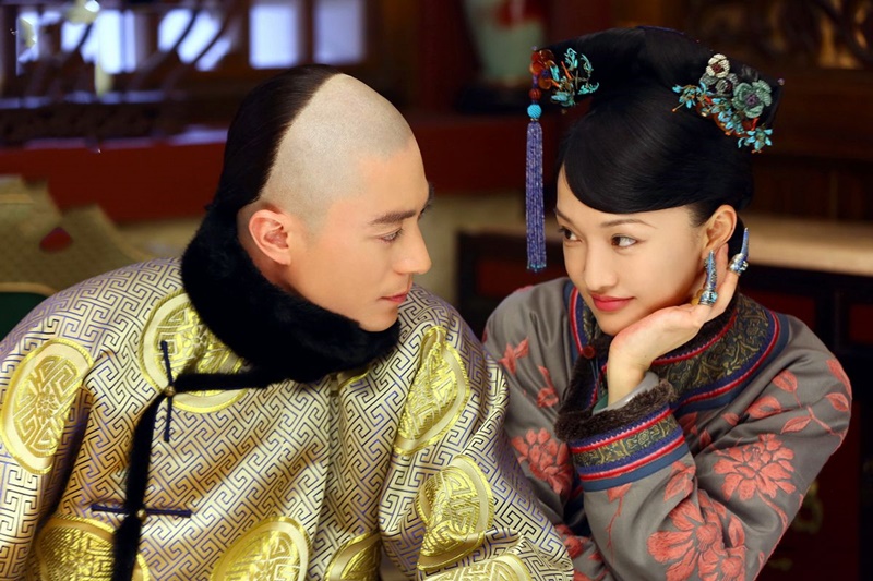 霍建華當年在《如懿傳》劇中的渣男行徑，連老婆林心如一度都受不了直呼想棄劇。右為女主角周迅