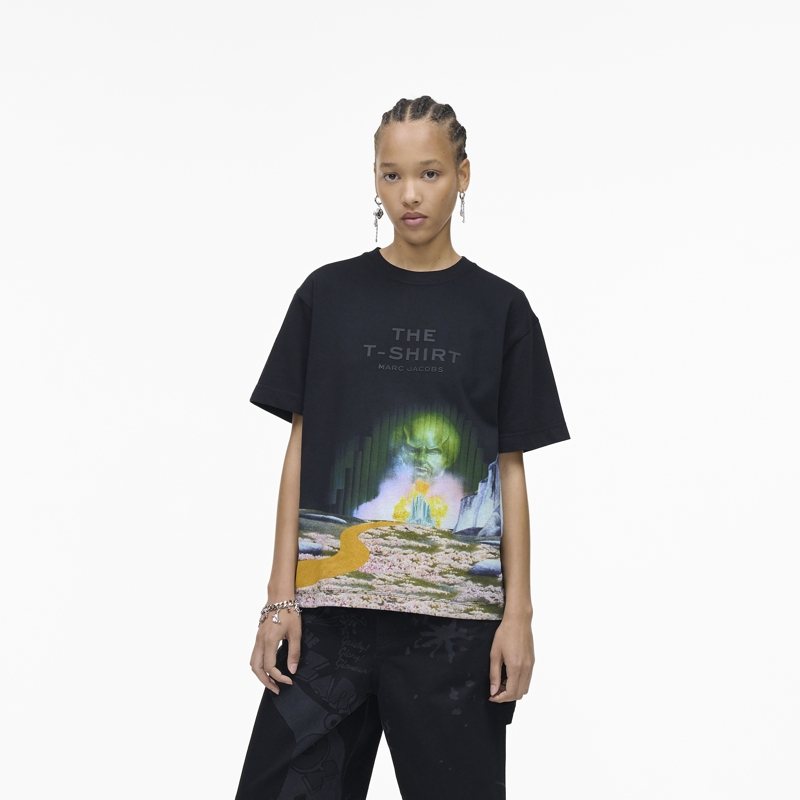 Marc Jacobs 綠野仙蹤系列黑巫師主題色短T恤，6,500元。圖／Marc Jacobs提供
