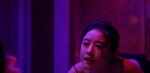 ▲蔡墨含飾演按摩師「芊芊」，脫衣趴床激情戲火辣。（圖／翻攝自Netflix）