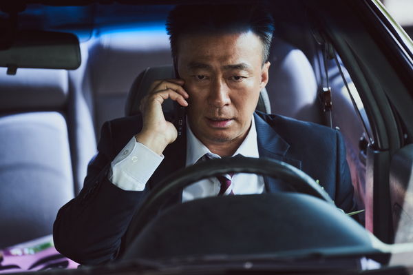 ▲一通電話使得影帝李星民成殺人嫌犯。（圖／Disney+提供）