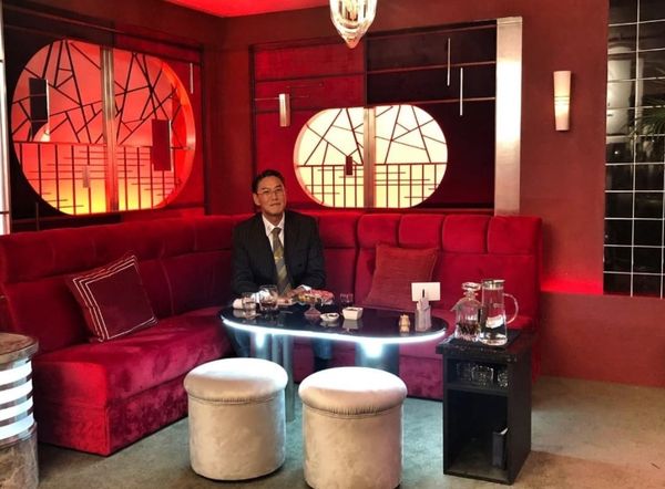 ▲《華燈》中村先生脫西裝man炸。（圖／翻攝自加賀美智久IG）