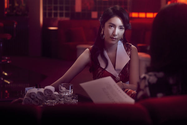 ▲《華燈初上》第二季來了!林心如對戲霍建華,婚後首次同台演出。徐若瑄客串「光」日式酒店前任老闆「瓊芳媽媽桑」。揭露更多由楊謹華飾演的蘇媽媽秘密。(圖/Netflix、百聿數碼提供)