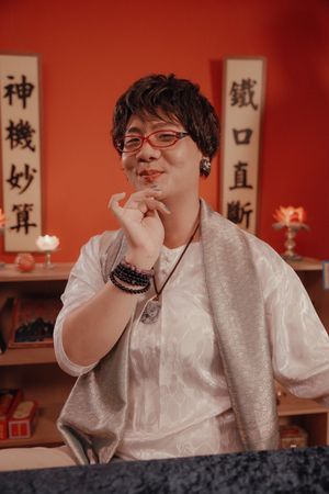 ▲鄭伊健、李霈瑜主演《百萬人推理》,驚喜集結超人氣YouTuber阿翰、千千、琳妲、草爺以及鐵牛客串演出 。(圖/百聿數碼提供)