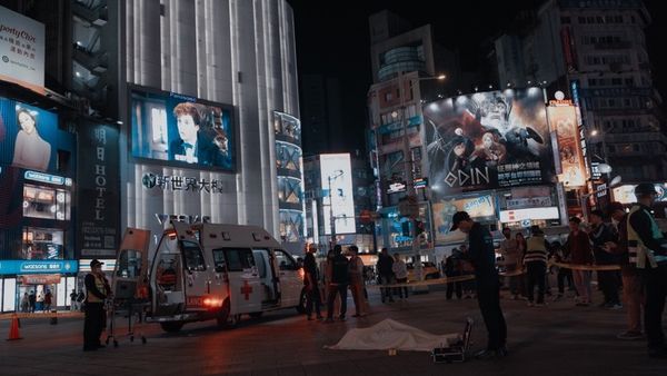 ▲鄭伊健、李霈瑜主演《百萬人推理》,驚喜集結超人氣YouTuber阿翰、千千、琳妲、草爺以及鐵牛客串演出 。(圖/百聿數碼提供)