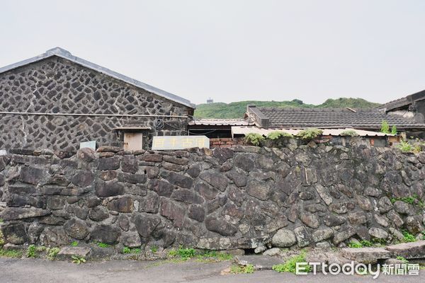 ▲馬崗漁港,百年石頭屋,吃飯看海。(圖/記者彭懷玉攝)