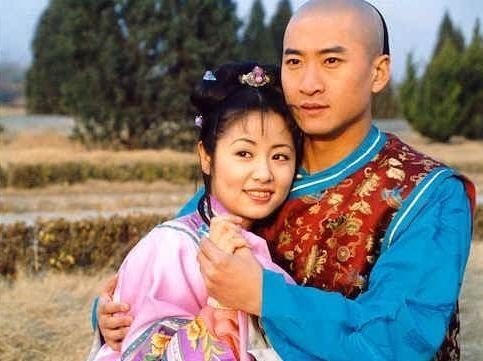 ▲傳「硬上喇舌林心如」遭封殺17年　《還珠》爾康51歲摟辣妹回飯店。（圖／翻攝自微博）