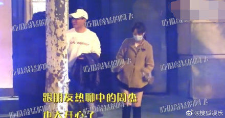 ▲傳「硬上喇舌林心如」遭封殺17年　《還珠》爾康51歲摟辣妹回飯店。（圖／翻攝自微博／搜狐娛樂）
