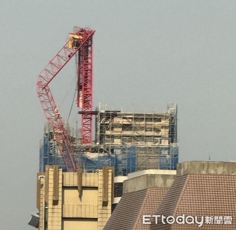 ▲▼ 新莊工地吊臂斷裂 。(圖/記者民眾提供)