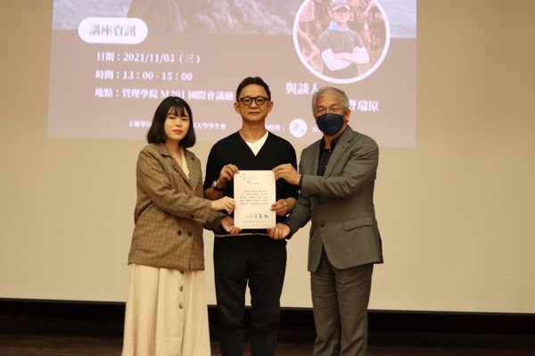 圖4:曹瑞原導演回母校勵學弟妹:「未來正在等著你繼續尋找」。(圖/世新大學提供)