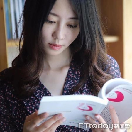 ▲仿華燈初上！最美里長穿旗袍拜年驚見簡體字遭議　本人霸氣回應。（圖／林京玲提供）