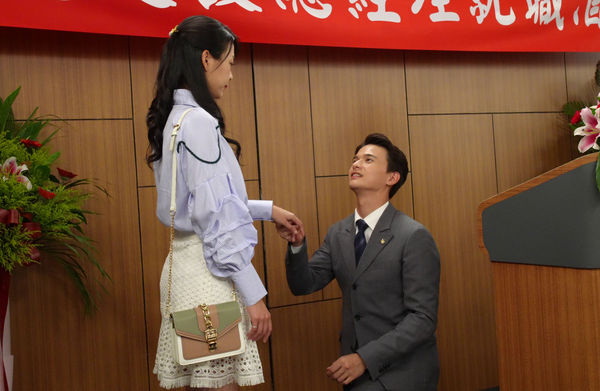 ▲何蓓蓓劇中在記者會上被尹彥凱突襲求婚一臉尷尬 。游詩璟和何蓓蓓被劇組封為惠瑩CP(圖/台視提供)