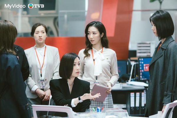 ▲陳曉華（右1）在《新聞女王》是佘詩曼（右3）率領的新聞組成員之一。（圖／台灣大哥大MyVideo提供）