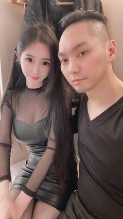 ▲連千毅PO老婆性感床照。(圖/翻攝自臉書/蘭庭精品)