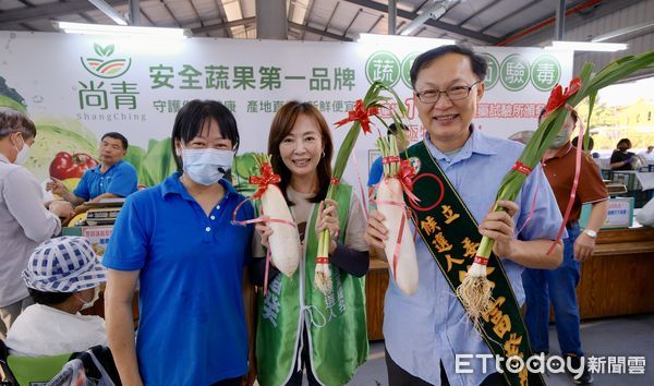 ▲民進黨屏南立委候選人徐富癸5日與台劇「麻辣鮮師」萬老師、民進黨不分區立委被提名人郭昱晴合體，兩人在潮州黃昏市場拜票。（圖／記者陳弘修翻攝）