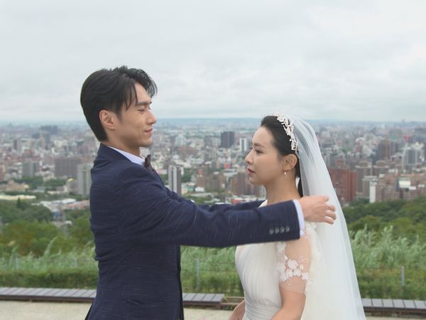 ▲吳婉君《愛的榮耀》披婚紗太美了！首次合作的洪浩竣一度看傻。（圖／民視提供）