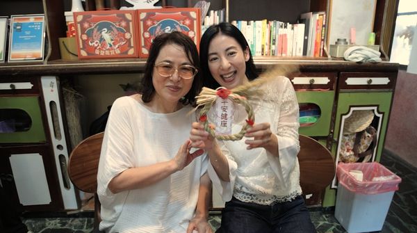 ▲大久保麻梨子(右)與媽媽體驗台灣民俗用品。(圖/大久保麻梨子提供)
