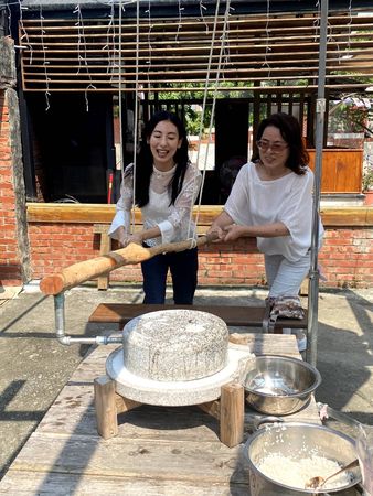 ▲大久保麻梨子(右)與媽媽體驗台灣民俗用品。(圖/大久保麻梨子提供)