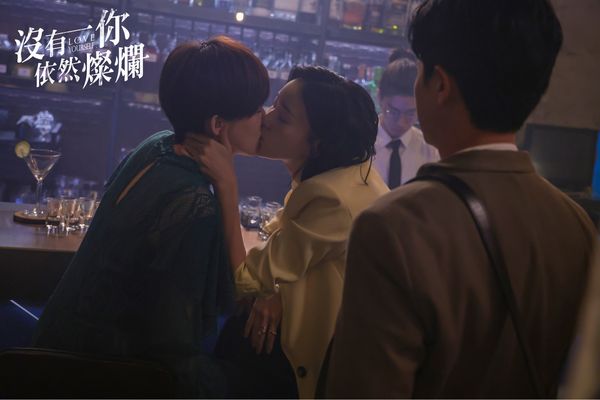 ▲《沒有你依然燦爛》孫可芳鍾瑶酒吧上演精彩女女吻。紀培慧談戀愛超主動 獻吻王子邱勝翊。(圖/時創影業提供)
