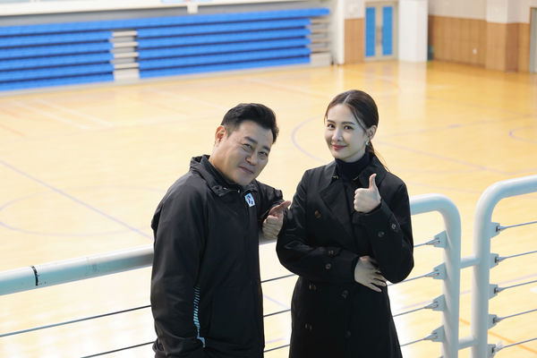 ▲安心亞《女孩上場2》釜山大學拍攝,全程韓語拍攝,池大韓客串飾演教練。(圖/客家電視台、魔幻時刻電影提供)