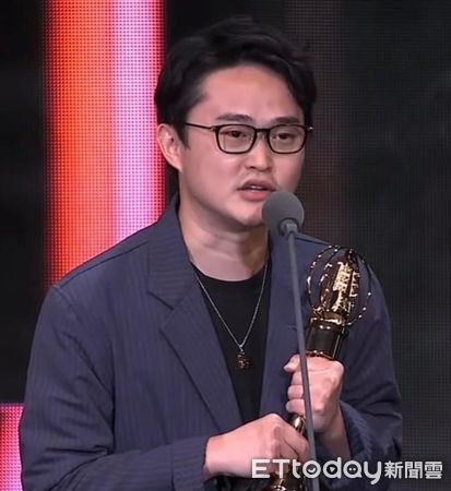 記者林悅/台南報導2022年是台劇的大年,也使得台灣電視界的盛事「金鐘獎」競爭更為激烈,崑山科技大學視訊傳播設計系系友嚴振欽便以《斯卡羅》一作拿下戲劇類節目視覺特效獎,王逸勳以《登台之路 十九兩》一作榮獲一般節目類聲音設計獎。此外,王逸勳、蔡瀚陞及陳姝妤分別以《俗女養成記 2》、《火神的眼淚》、《池塘怪談》等作,入圍戲劇類節目聲音設計獎,高偉晏則以《勇者動畫系列》入圍一般節目類聲音設計獎。崑大視訊系系友近年在金鐘、金馬獎大放異彩,以今年57屆金鐘獎來說,無論是史詩鉅作《斯卡羅》或熱