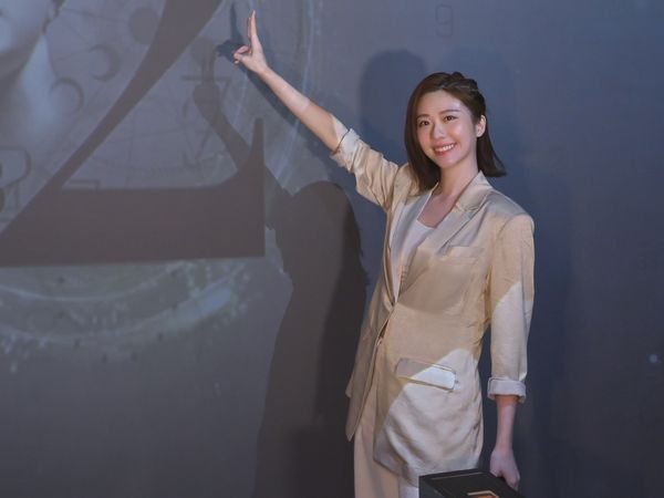 ▲張景嵐逛占卜展。（圖／寬宏藝術提供）