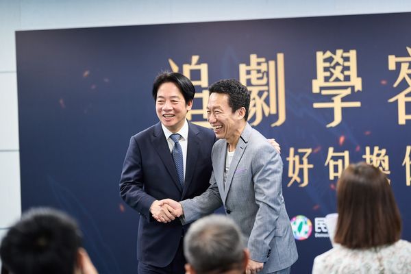 ▲▼找來《茶金》老師學客語 郭子乾與賴清德相見歡。(圖/民進黨提供)