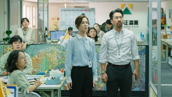 ▲▼黃健瑋與同劇的謝盈萱是北藝大的同班同學。（圖／翻攝自Facebook／Netflix）