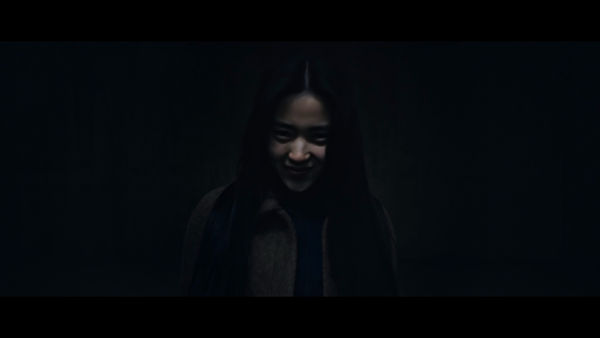 ▲▼才2集爆好評！金泰梨遭《惡鬼》附身　發毛刮「她」臉邪笑演技瘋了。（圖／Disney+提供）