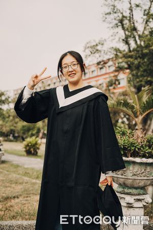▲崑山科技大學視訊傳播設計系應屆畢業生許韻羯，優秀實力更讓她成為台劇《不夠善良的我們》的後期製作，未來她將成為擬音錄音師，為業界帶來更多獨特的聽覺饗宴。（圖／記者林東良翻攝，下同）